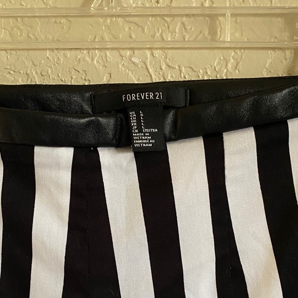 Striped shorts - Picture 3 of 3